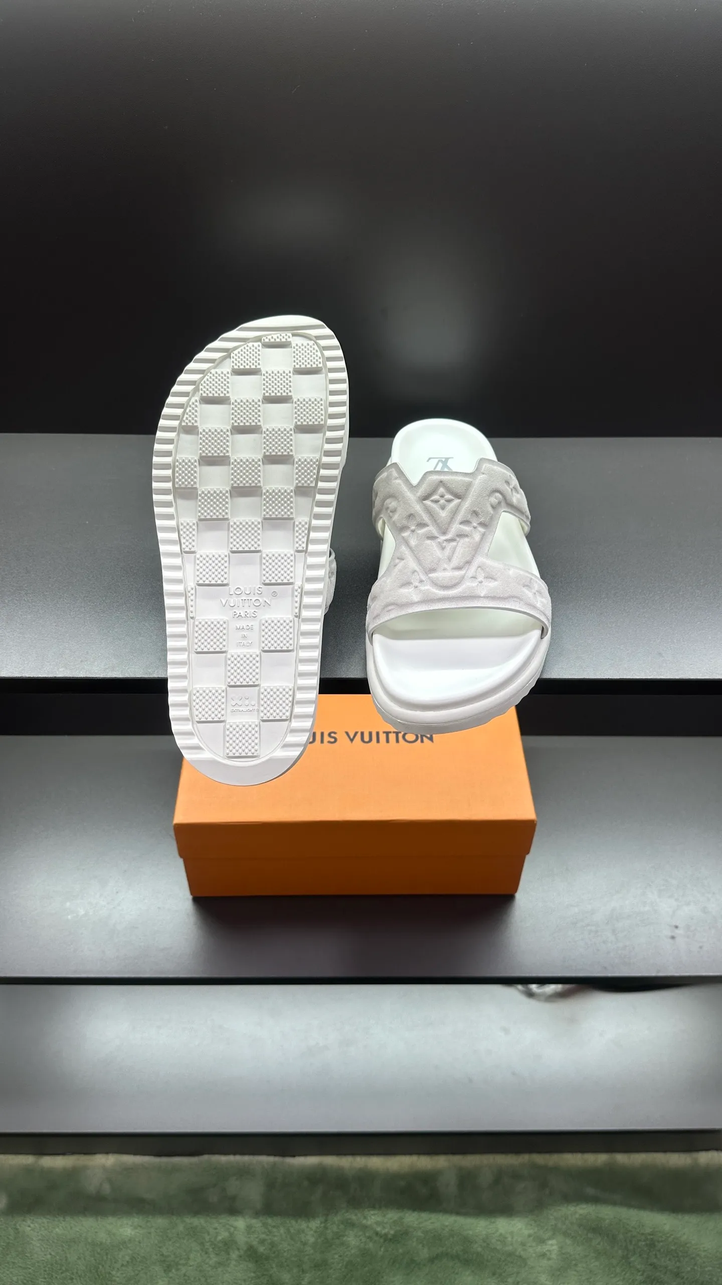 P320 🔍LV Men's Spring and Summer Slippers Counter Synchronization. The uppers are imported cowhide fabric from Italy, with logo graphics and high-quality craftsmanship. The soles are: original soles specially provided by the original factory. The exclusive movable molded soles are super comfortable. The original factory follows the order. 🔍🔍High quality. You can enter and leave the counter at will. Welcome to compare. Code number 38-45 No. 058